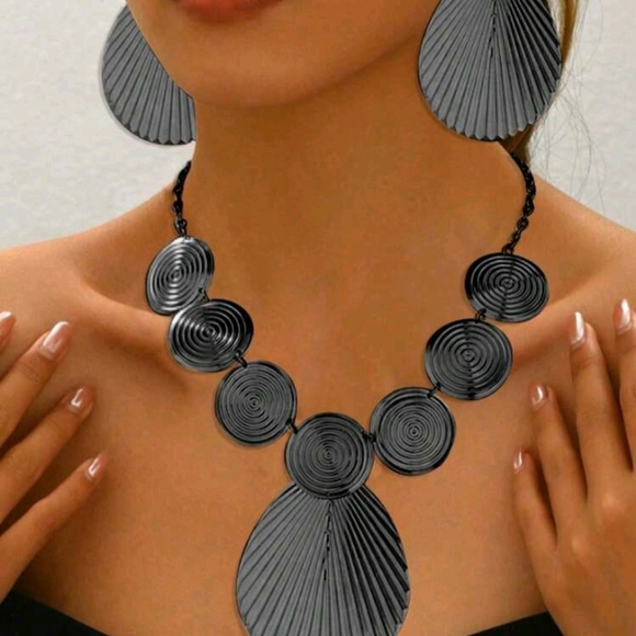 Elegant Black Statement Necklace and Earring Set - Picture 3 of 3